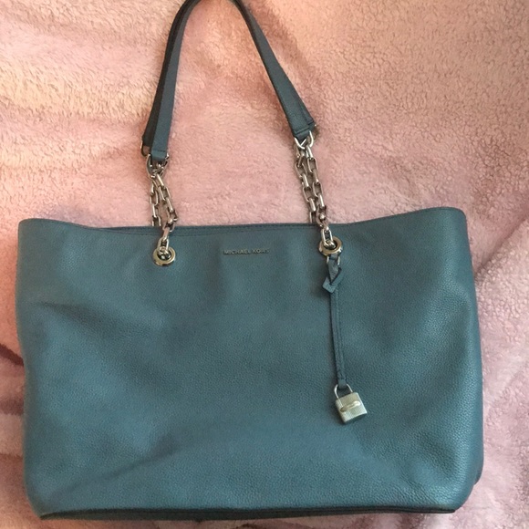 Michael Kors Handbags - Authentic 😍Michael Kors mercer chain link Lg bag